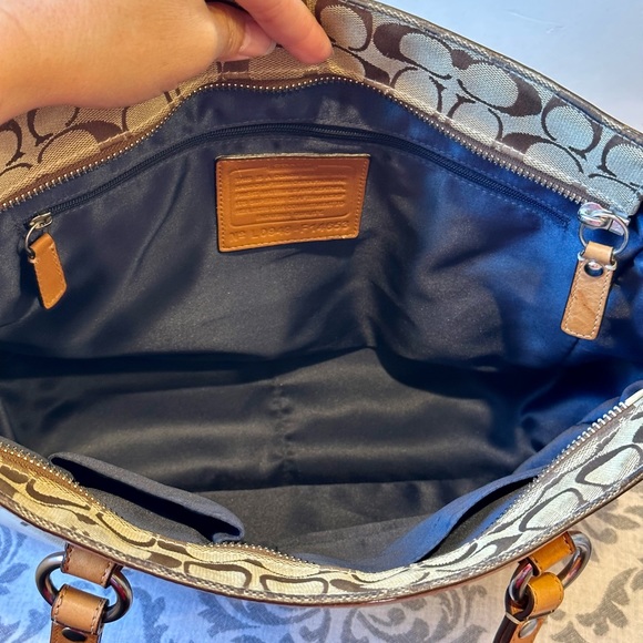 Beautiful Coach Tote Purse WITH Matching Wallet - Picture 4 of 15